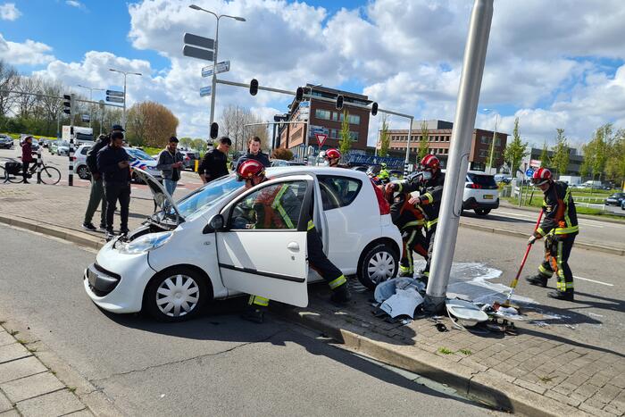 Personenauto totalloss door botsing tegen lantarenpaal