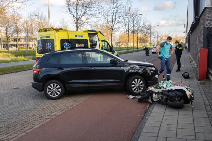 Scooterrijder gewond door botsing met personenauto