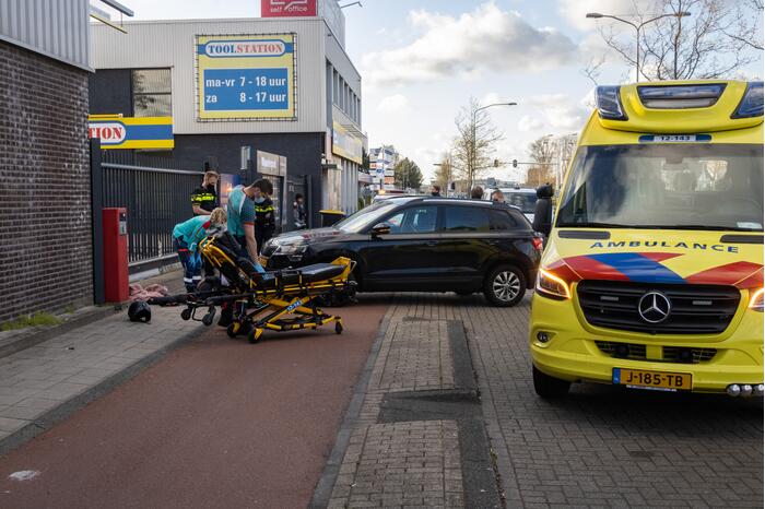 Scooterrijder gewond door botsing met personenauto