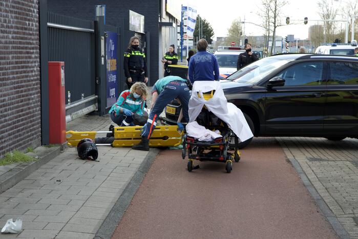 Scooterrijder gewond door botsing met personenauto