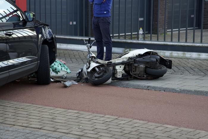 Scooterrijder gewond door botsing met personenauto