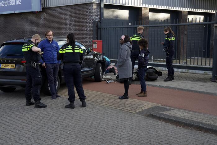 Scooterrijder gewond door botsing met personenauto