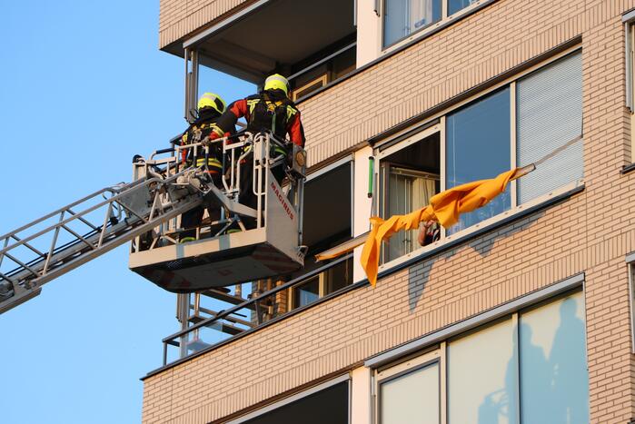 Brandweer ingezet voor los hangend zonnescherm