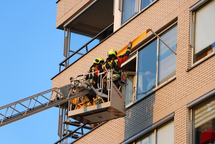 Brandweer ingezet voor los hangend zonnescherm