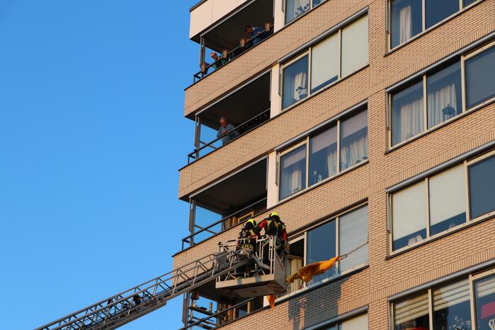 Brandweer ingezet voor los hangend zonnescherm