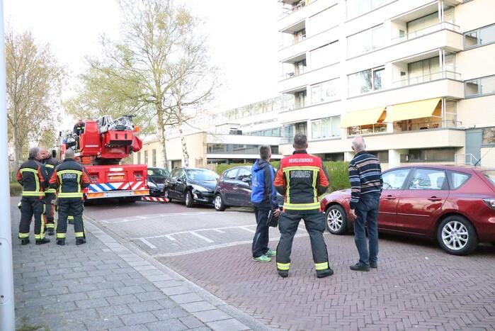 Brandweer ingezet voor los hangend zonnescherm