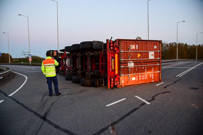 Vrachtwagen gekanteld op oprit van snelweg