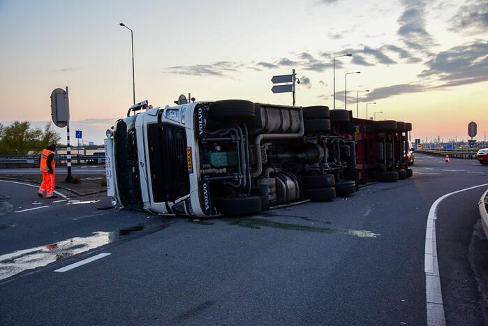 Vrachtwagen gekanteld op oprit van snelweg