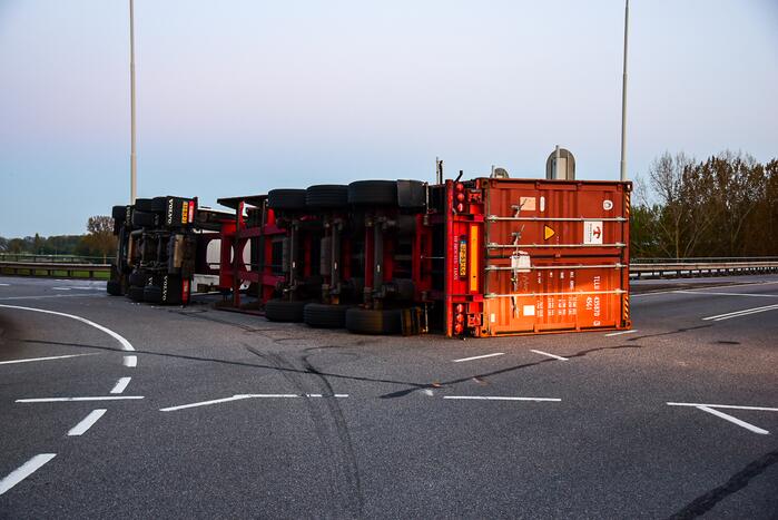 Vrachtwagen gekanteld op oprit van snelweg