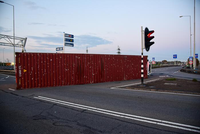 Vrachtwagen gekanteld op oprit van snelweg