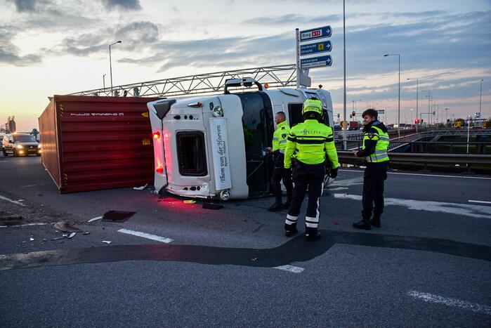 Vrachtwagen gekanteld op oprit van snelweg