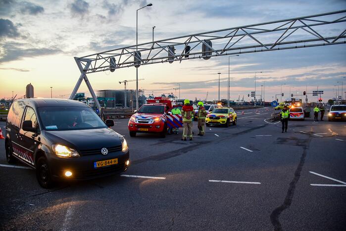Vrachtwagen gekanteld op oprit van snelweg