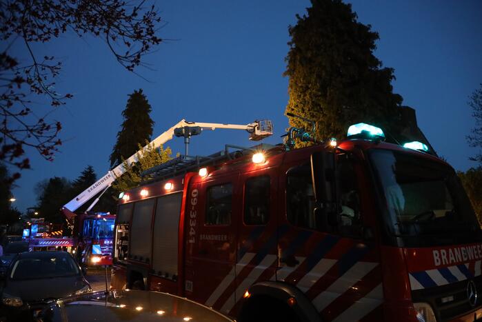 Brandweer blust schoorsteenbrand