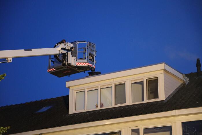 Brandweer blust schoorsteenbrand