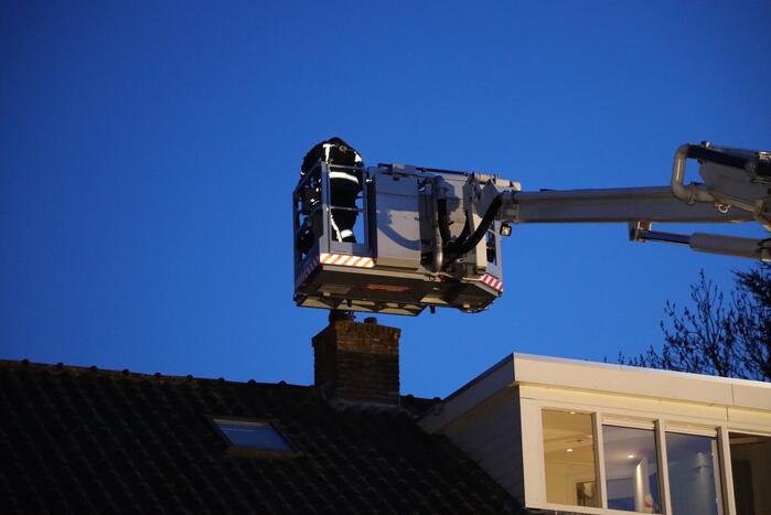 Brandweer blust schoorsteenbrand