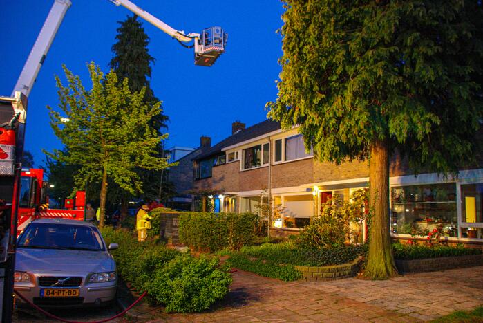 Brandweer blust schoorsteenbrand