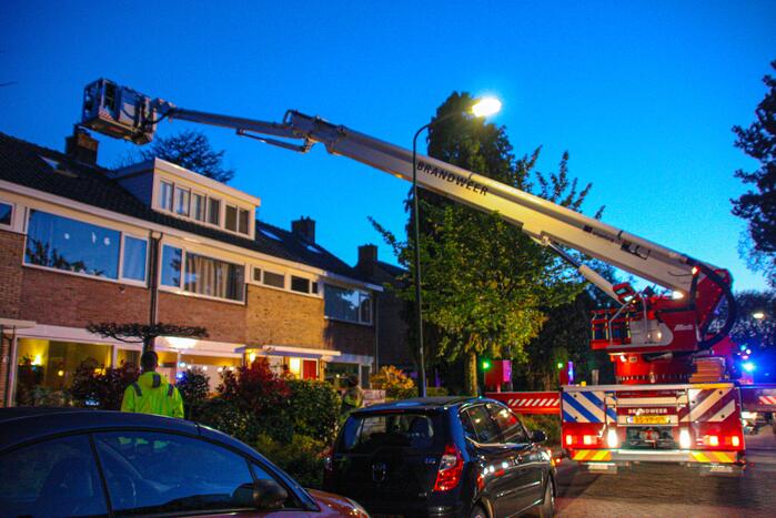 Brandweer blust schoorsteenbrand