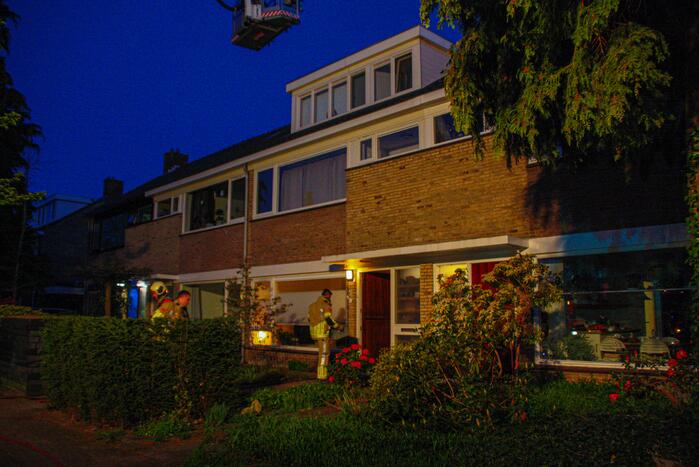 Brandweer blust schoorsteenbrand