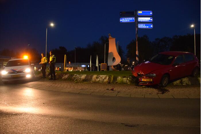 Auto gaat rechtdoor over rotonde, bestuurder onder invloed