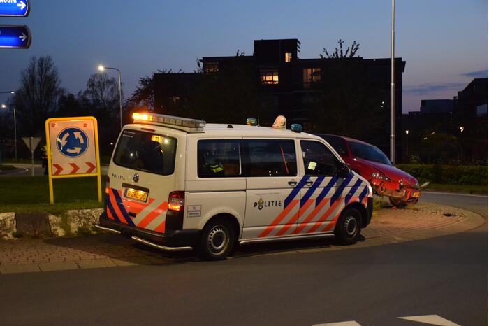 Auto gaat rechtdoor over rotonde, bestuurder onder invloed