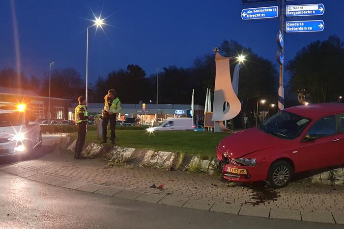 Auto gaat rechtdoor over rotonde, bestuurder onder invloed