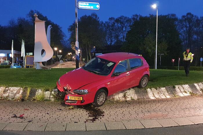 Auto gaat rechtdoor over rotonde, bestuurder onder invloed