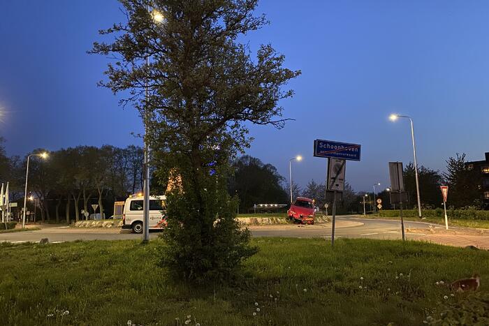 Auto gaat rechtdoor over rotonde, bestuurder onder invloed