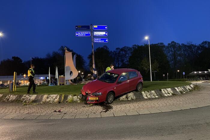Auto gaat rechtdoor over rotonde, bestuurder onder invloed