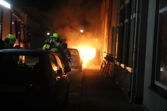 Auto vliegt in brand