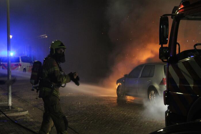 Auto vliegt in brand