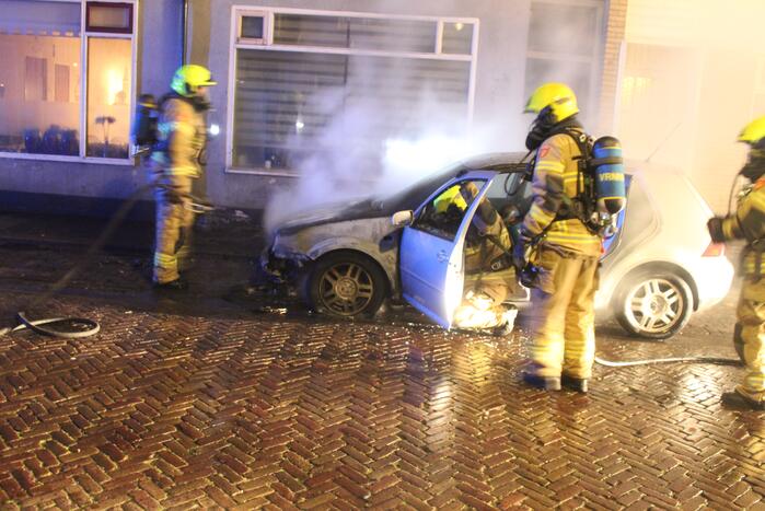Auto vliegt in brand