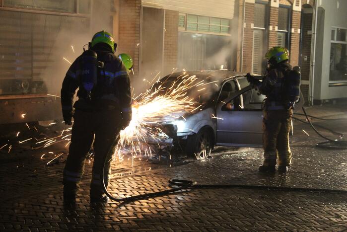 Auto vliegt in brand