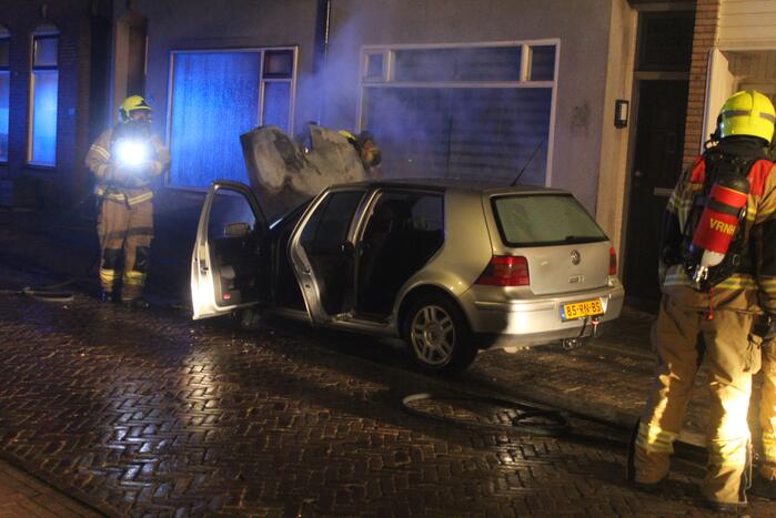 Auto vliegt in brand