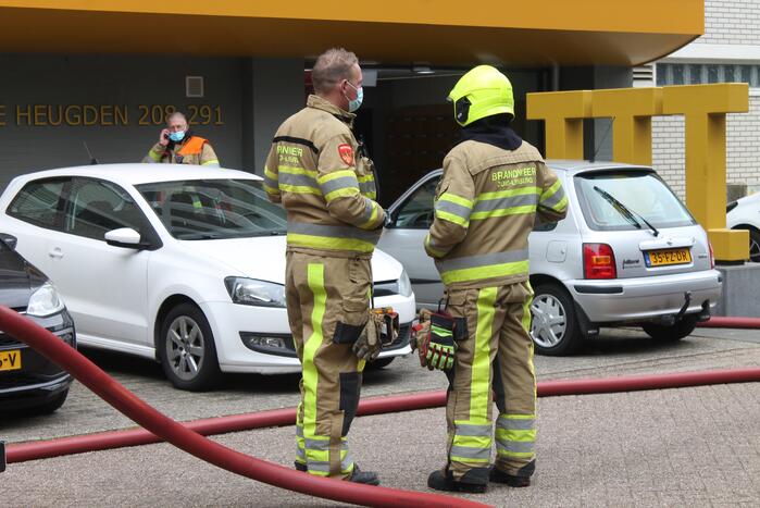 Brandweer blust brand in woning