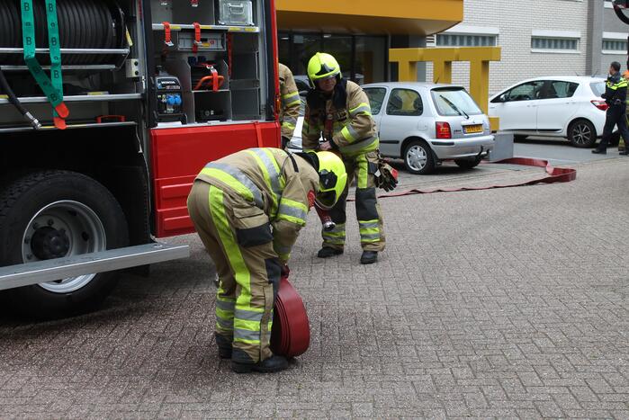 Brandweer blust brand in woning