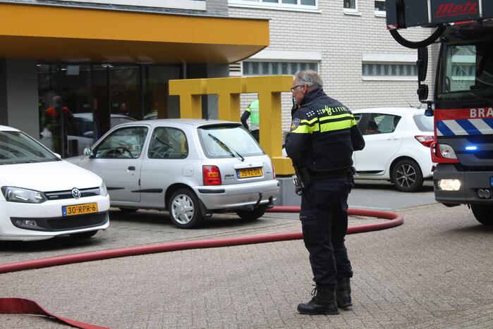 Brandweer blust brand in woning