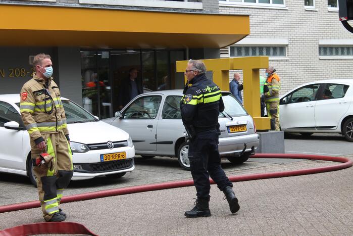 Brandweer blust brand in woning