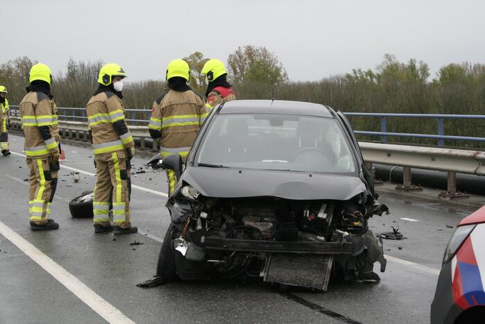 Twee gewonden na ernstig ongeval op brug
