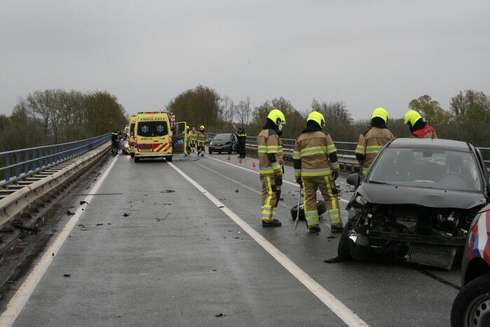 Twee gewonden na ernstig ongeval op brug
