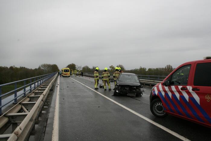 Twee gewonden na ernstig ongeval op brug