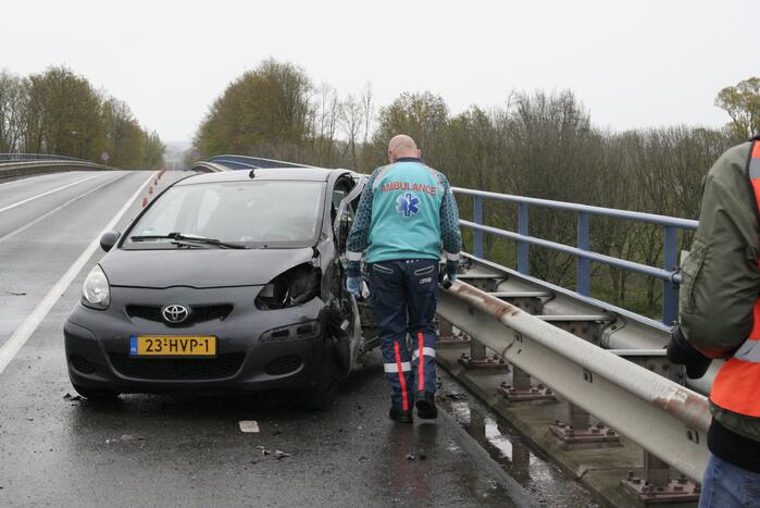 Twee gewonden na ernstig ongeval op brug