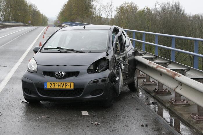 Twee gewonden na ernstig ongeval op brug