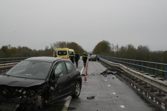 Twee gewonden na ernstig ongeval op brug