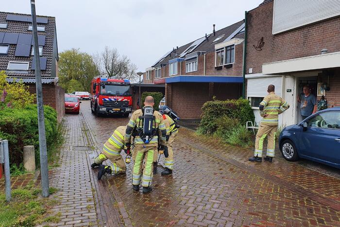 Brandweer doet groot onderzoek door vreemde lucht in riool