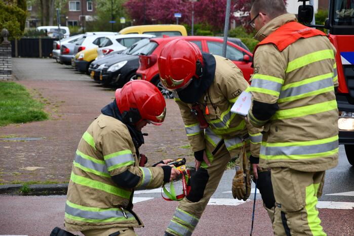Brandweer doet groot onderzoek door vreemde lucht in riool