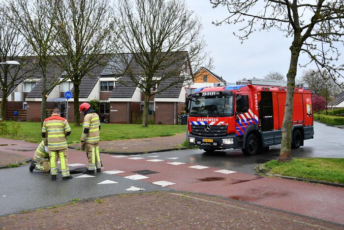 Brandweer doet groot onderzoek door vreemde lucht in riool