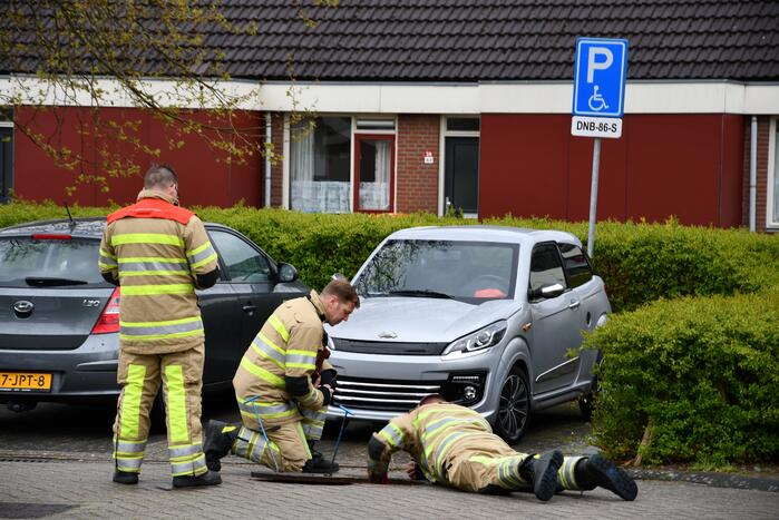 Brandweer doet groot onderzoek door vreemde lucht in riool