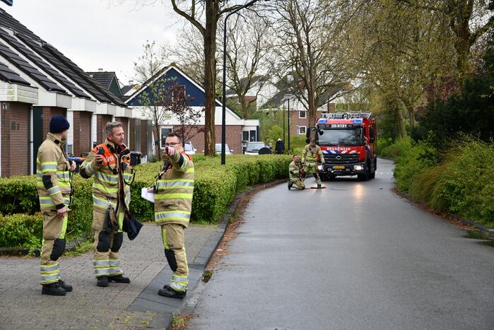Brandweer doet groot onderzoek door vreemde lucht in riool