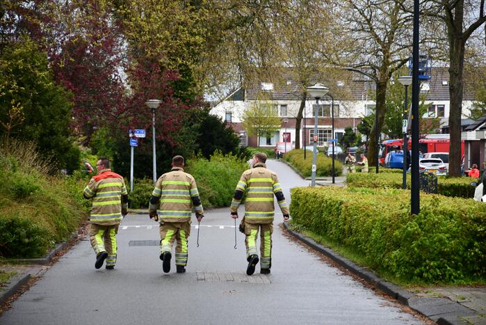Brandweer doet groot onderzoek door vreemde lucht in riool