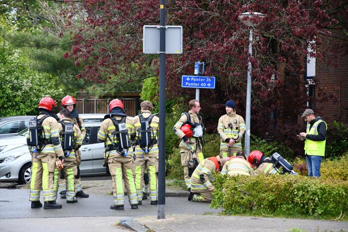 Brandweer doet groot onderzoek door vreemde lucht in riool